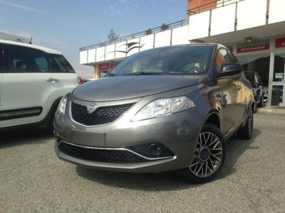 Lancia Ypsilon 1.0 FireFly 5 porte S&S Hybrid Ecochic Silver usata