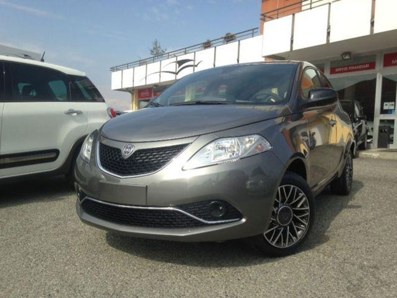 Lancia Ypsilon 1.0 FireFly 5 porte S&S Hybrid Ecochic Silver