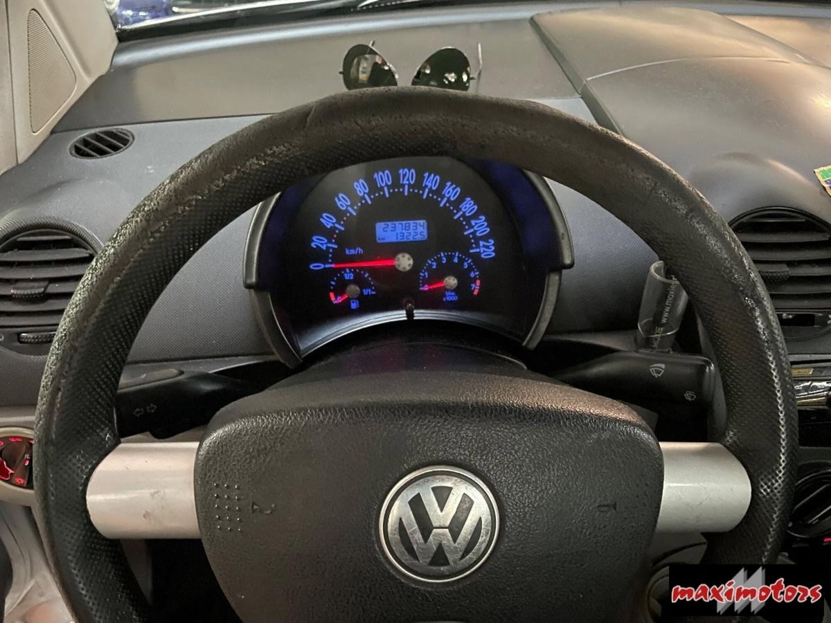 Volkswagen New Beetle 1.6 (3)