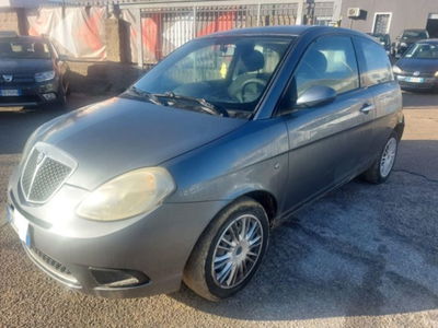 Lancia Ypsilon 1.3 MJT 75 CV Versus usata