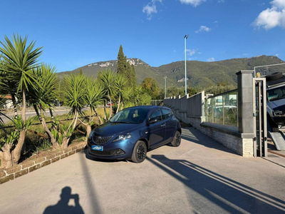 Lancia Ypsilon 1.0 FireFly 5 porte S&S Hybrid Ecochic Silver usata