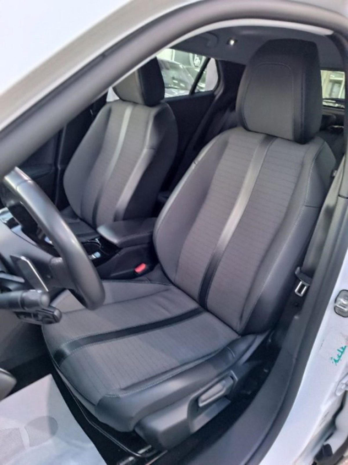 Peugeot 2008 BlueHDi 130 S&S EAT8 Allure Pack (14)