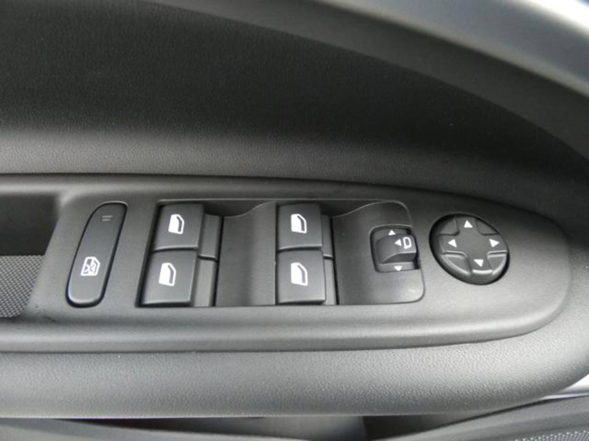 Jeep Avenger 1.2 turbo Summit fwd 100cv (20)