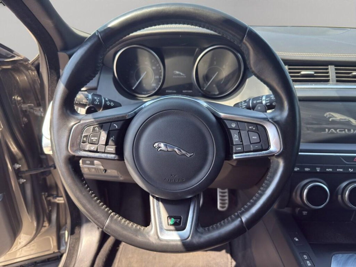 Jaguar E-Pace 2.0D 180 CV AWD aut. R-Dynamic HSE (9)