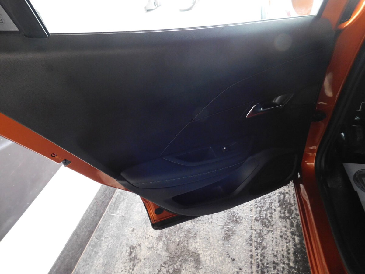 Peugeot 2008 PureTech 100 S&S Allure (13)