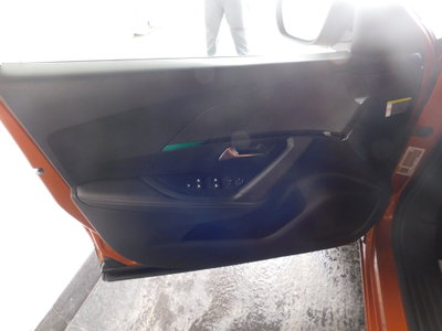 Peugeot 2008 PureTech 100 S&S Allure (8)