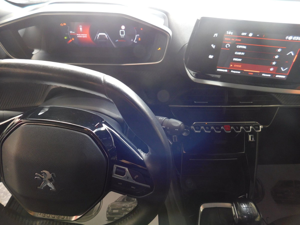 Peugeot 2008 PureTech 100 S&S Allure (9)