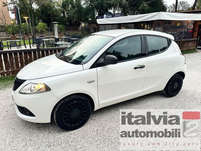 Lancia Ypsilon 1.0 FireFly 5 porte S&S Hybrid Ecochic Silver usata