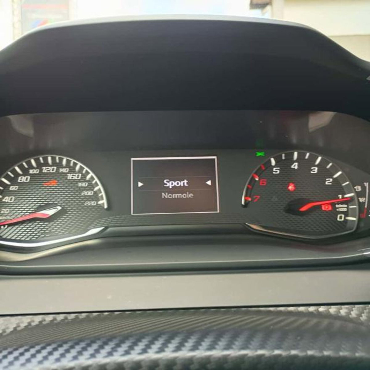Peugeot 2008 BlueHDi 130 S&S EAT8 Allure Pack (11)
