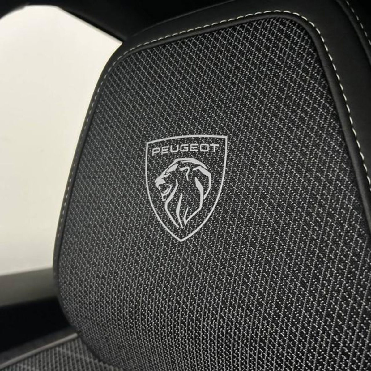 Peugeot 3008 1.2 hybrid GT Exclusive 145cv e-dcs6 (12)
