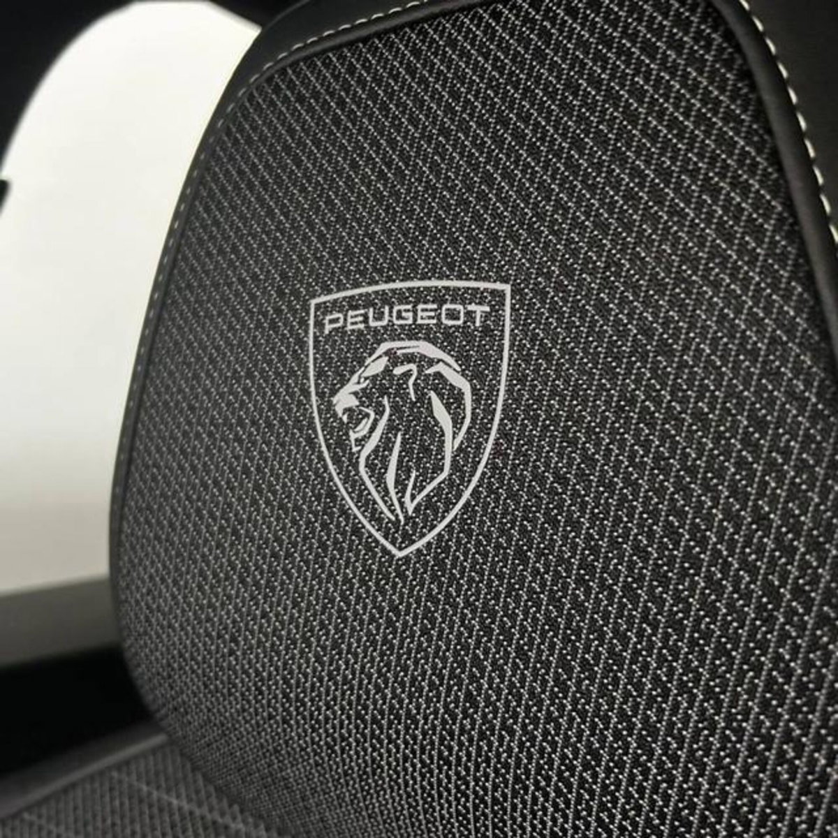 Peugeot 3008 1.2 hybrid GT 145cv e-dcs6 (12)