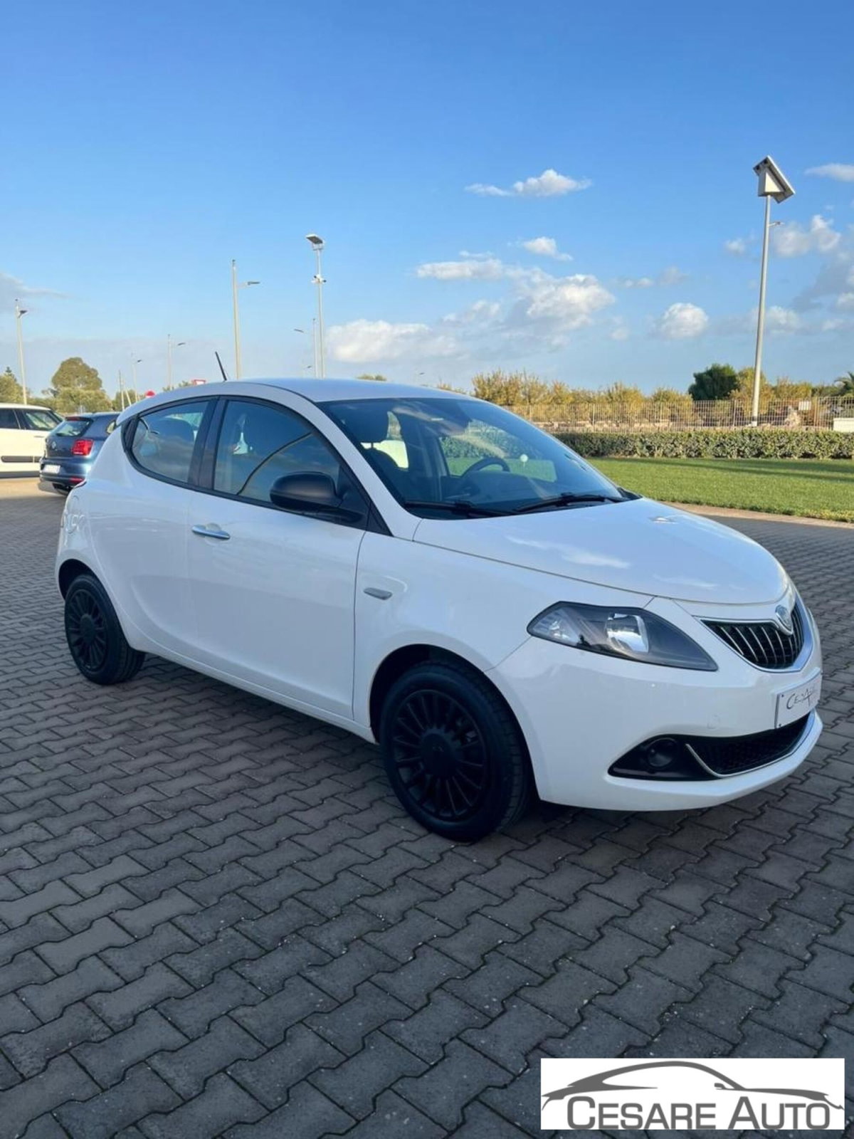 Lancia Ypsilon 1.0 FireFly 5 porte S&S Hybrid Ecochic Silver (2)