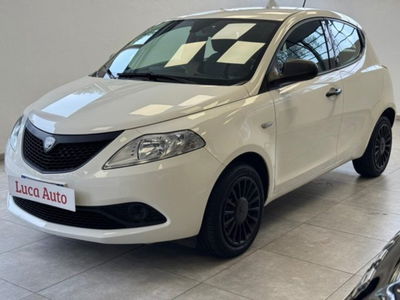 Lancia Ypsilon 1.0 FireFly 5 porte S&S Hybrid Ecochic Silver usata