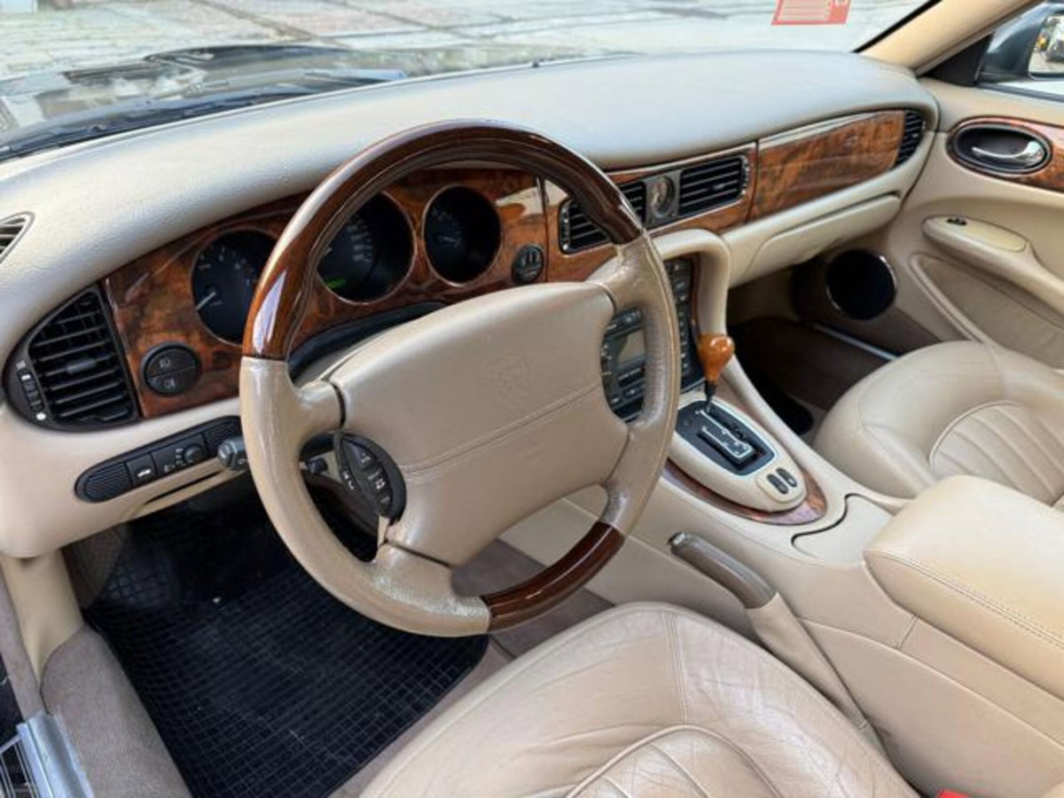 Jaguar XJ 3.2 cat Executive (14)