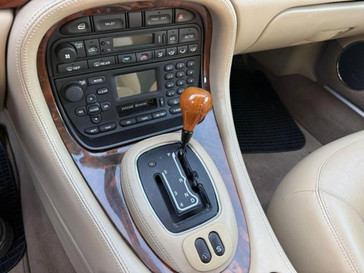 Jaguar XJ 3.2 cat Executive (15)