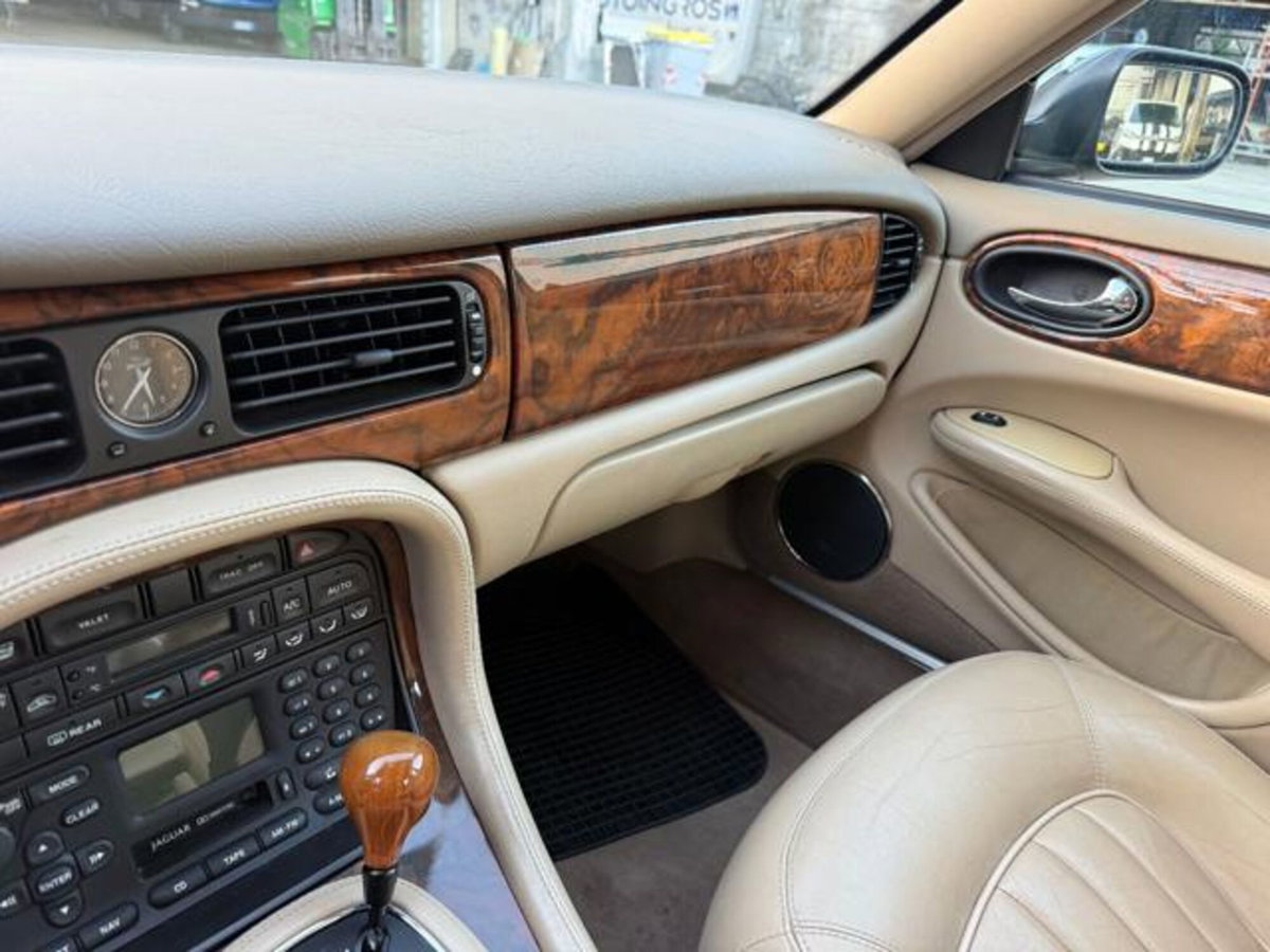 Jaguar XJ 3.2 cat Executive (16)