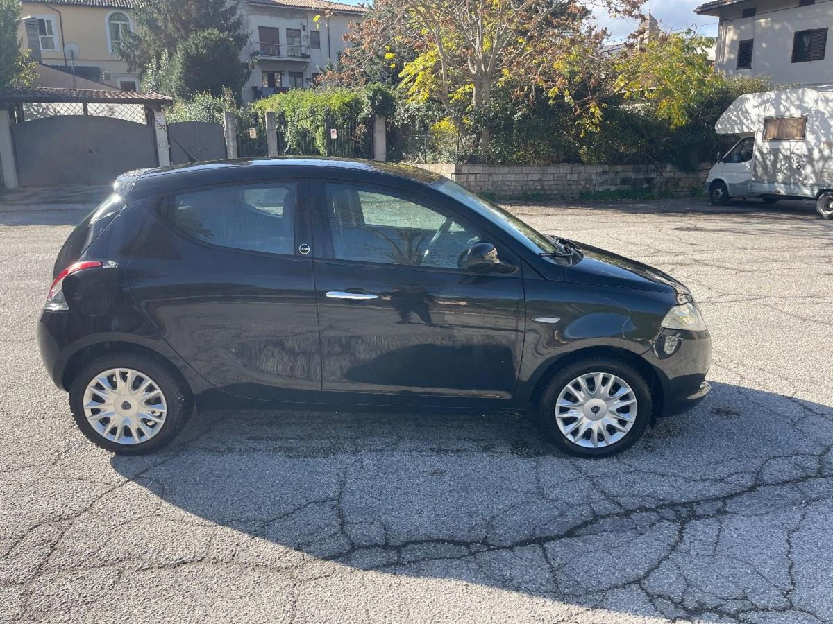 Lancia Ypsilon 1.2 69 CV 5 porte GPL Ecochic Platinum (4)