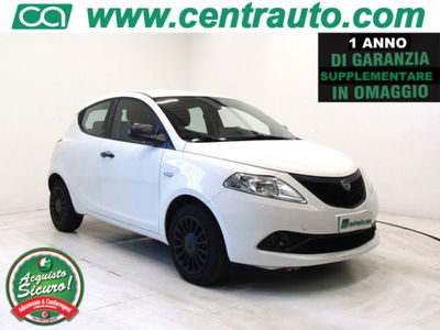 Lancia Ypsilon 1.0 FireFly 5 porte S&S Hybrid Ecochic Silver usata