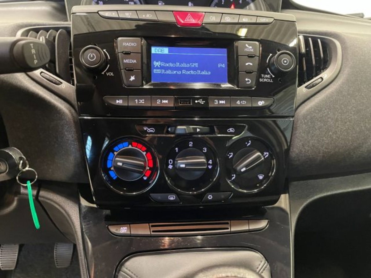 Lancia Ypsilon 1.0 FireFly 5 porte S&S Hybrid Ecochic Silver (11)