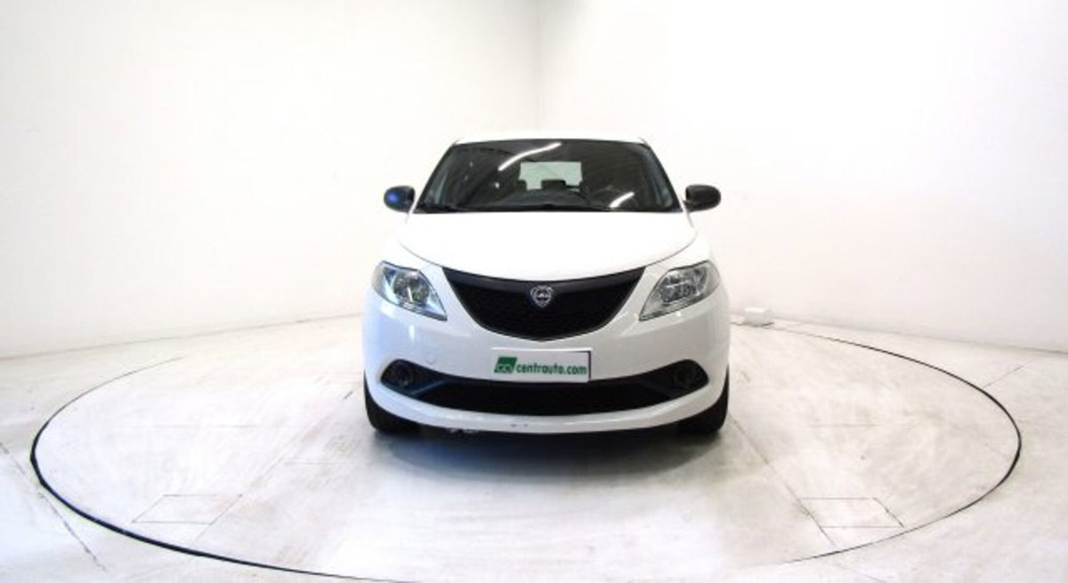 Lancia Ypsilon 1.0 FireFly 5 porte S&S Hybrid Ecochic Silver (2)