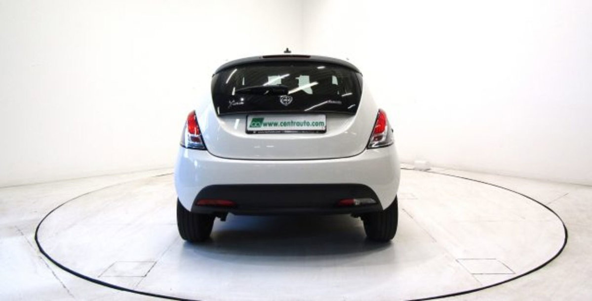 Lancia Ypsilon 1.0 FireFly 5 porte S&S Hybrid Ecochic Silver (4)