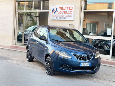 Lancia Ypsilon 1.0 FireFly 5 porte S&S Hybrid Ecochic Silver usata