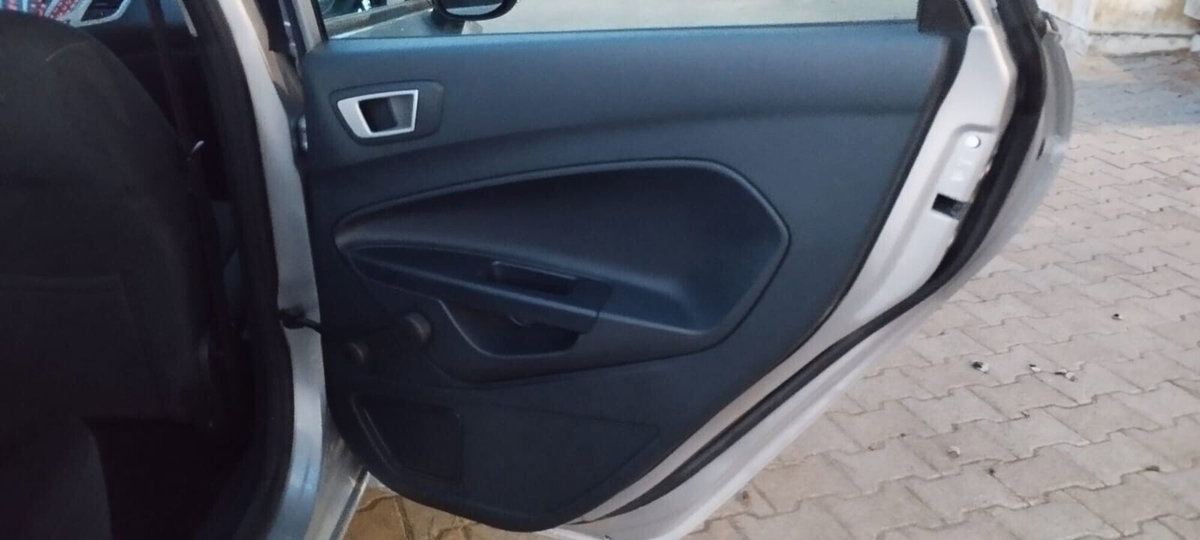Ford Fiesta 1.2 82 CV 5 porte Titanium (16)
