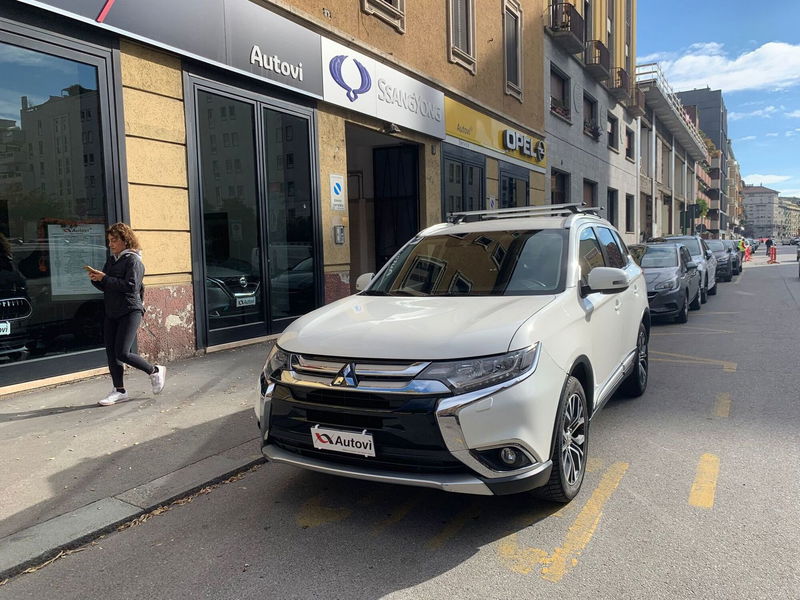 Mitsubishi Outlander 2.2 DI-D 4WD Instyle Plus SDA 7 posti