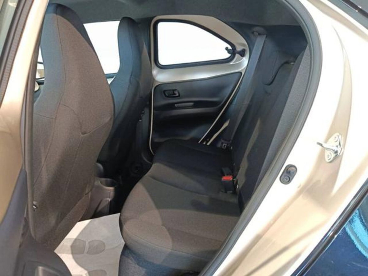 Toyota Aygo X 1.0 Lounge 72cv (6)