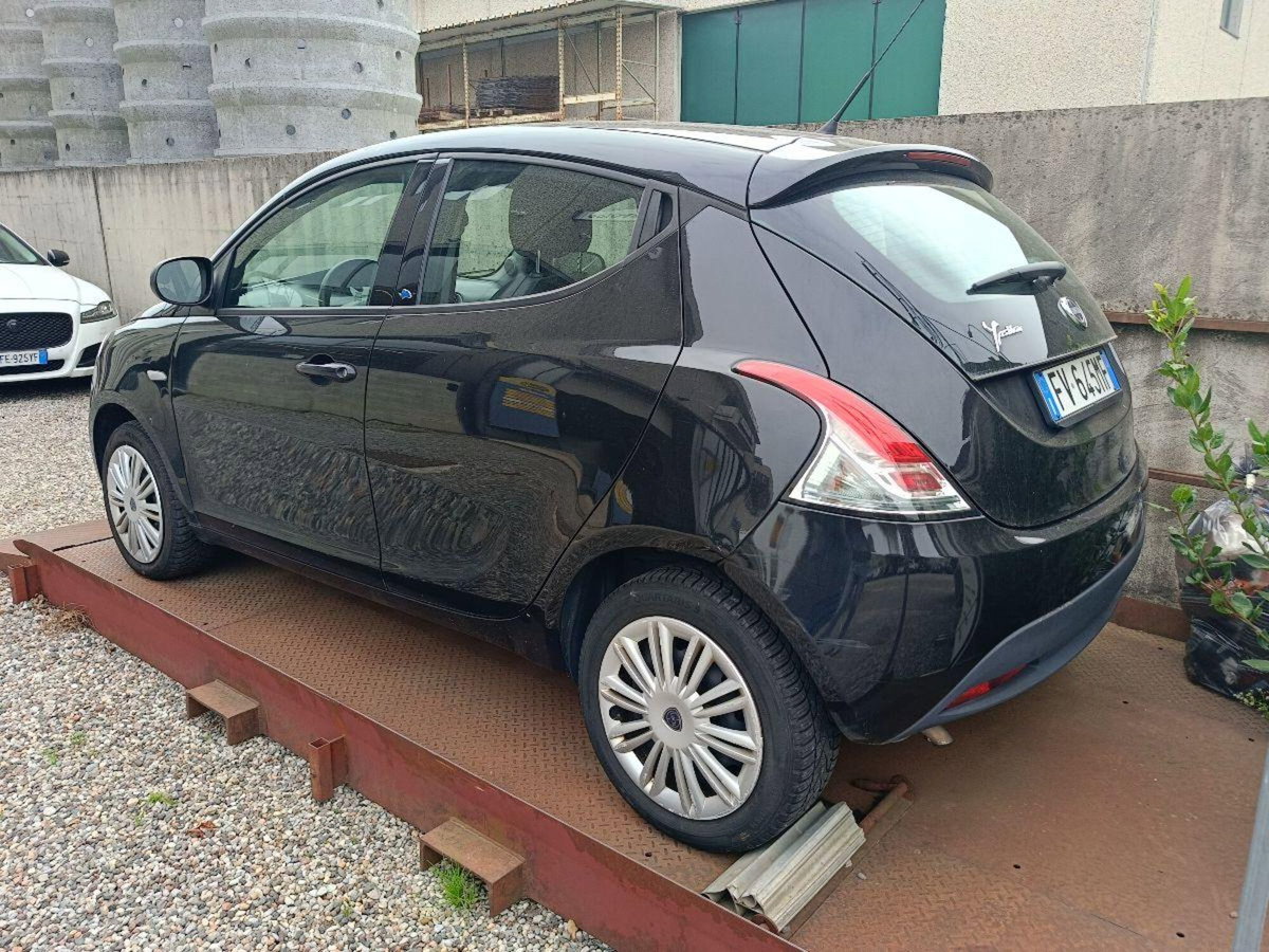 Lancia Ypsilon 1.2 69 CV 5 porte Gold (2)