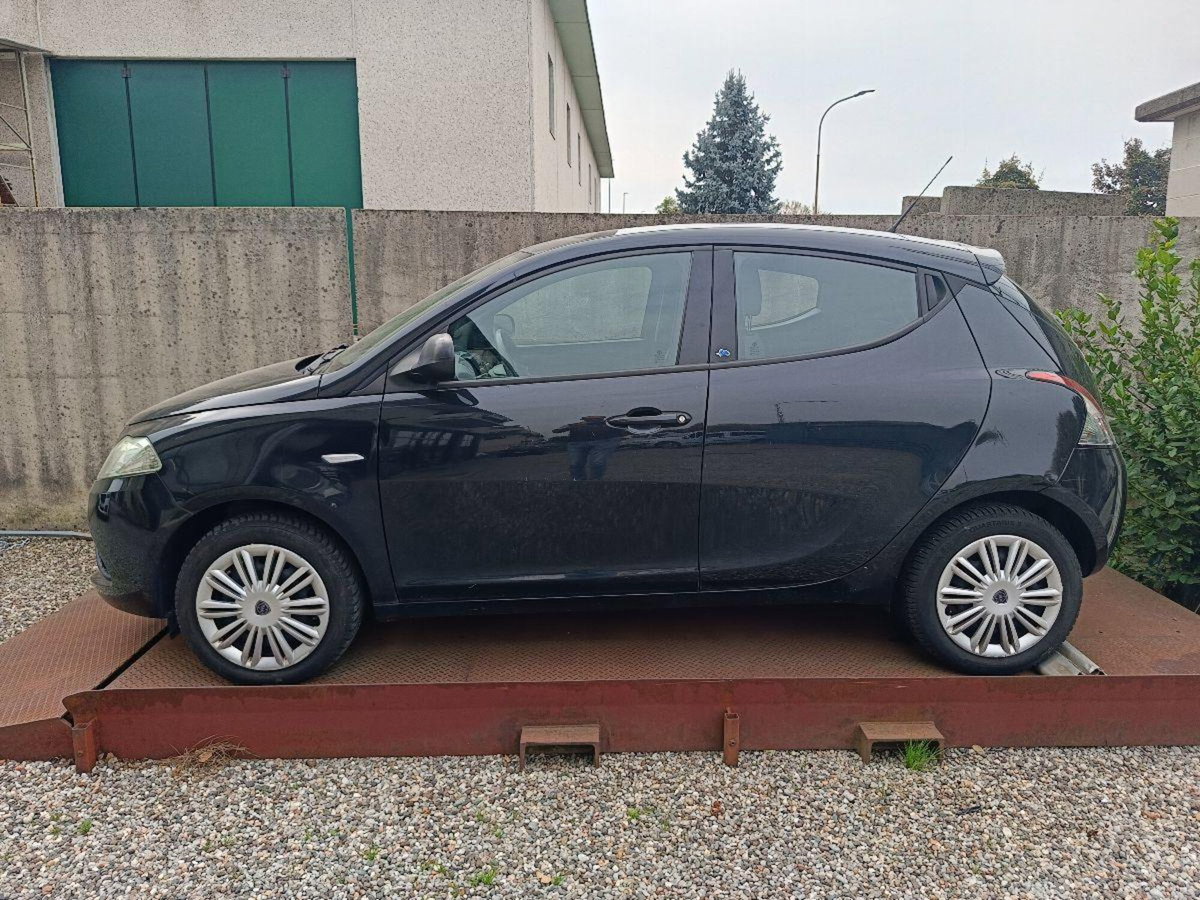 Lancia Ypsilon 1.2 69 CV 5 porte Gold (3)