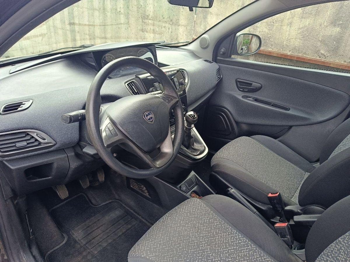 Lancia Ypsilon 1.2 69 CV 5 porte Gold (4)