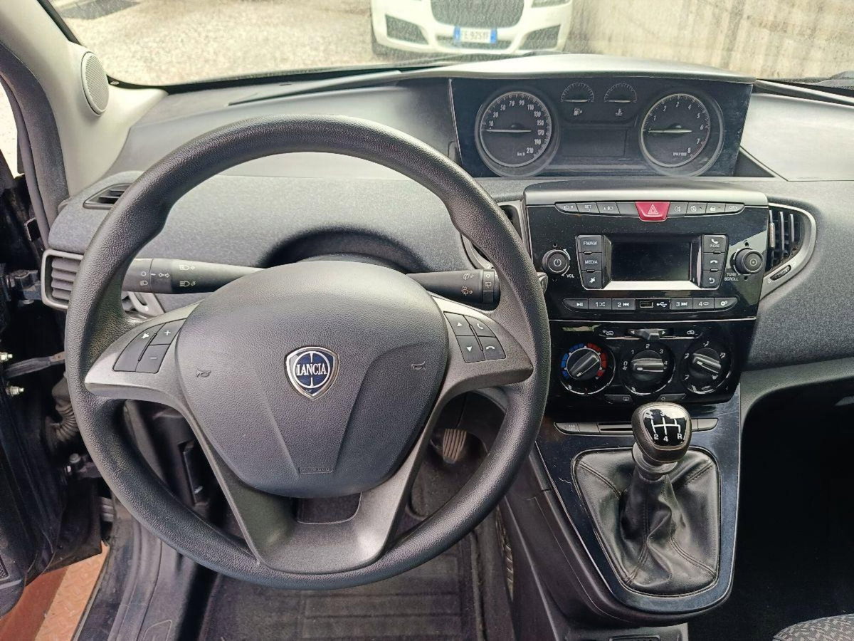 Lancia Ypsilon 1.2 69 CV 5 porte Gold (5)