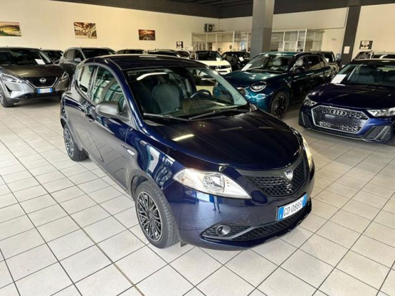 Lancia Ypsilon 1.0 FireFly 5 porte S&S Hybrid Ecochic Silver