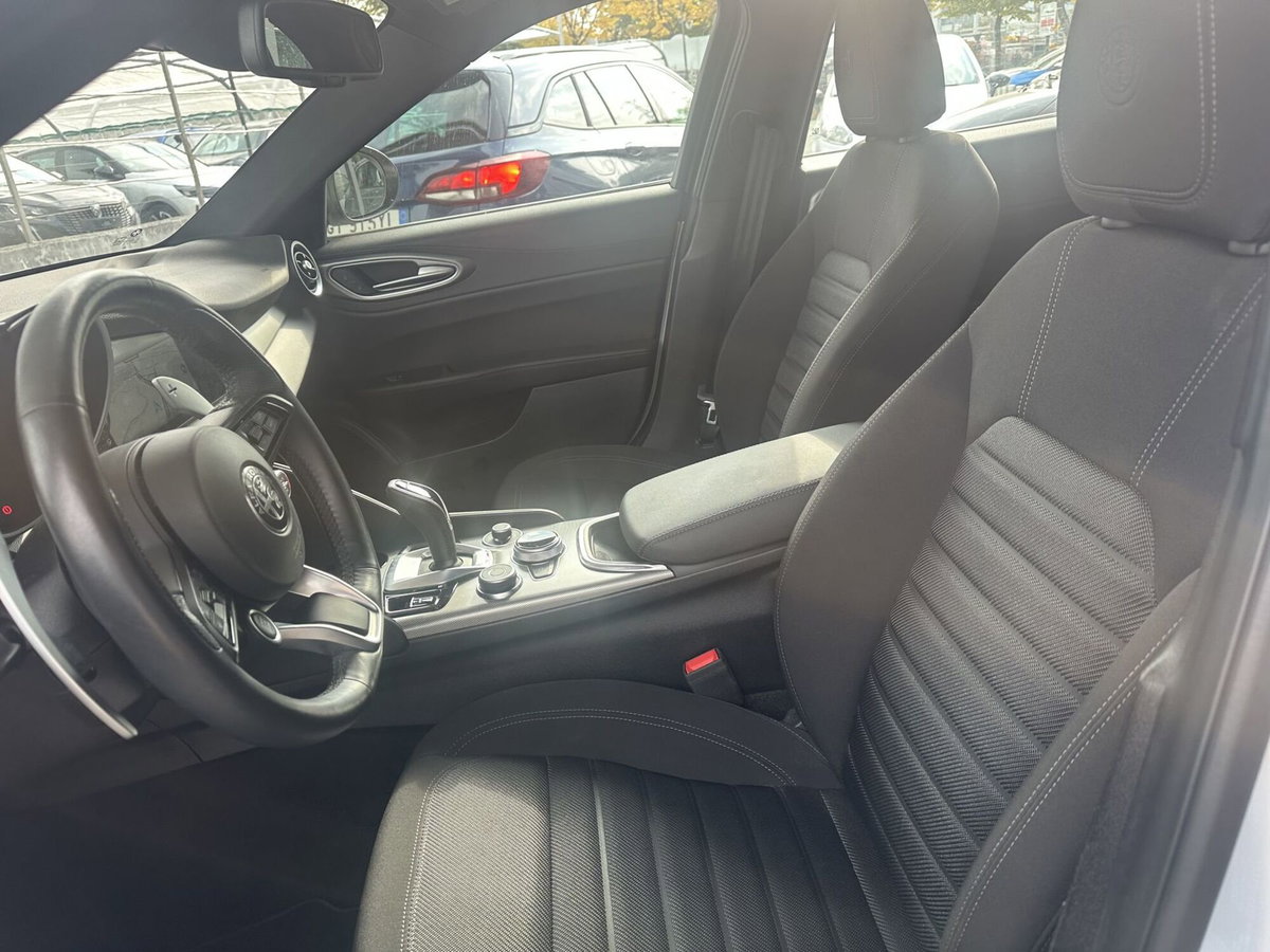 Alfa Romeo Giulia 2.0 Turbo 280 CV AT8 AWD Q4 Estrema (12)