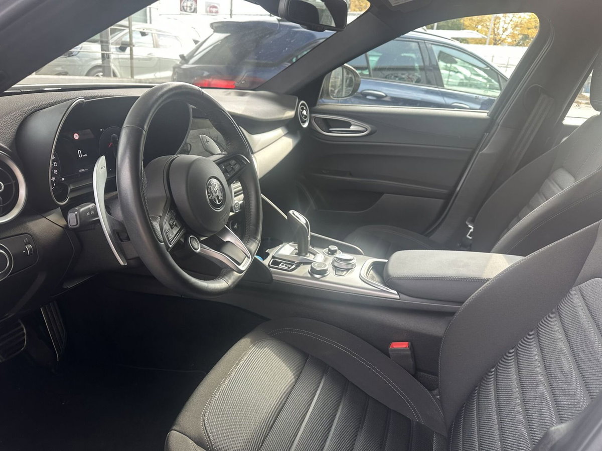 Alfa Romeo Giulia 2.0 Turbo 280 CV AT8 AWD Q4 Estrema (13)