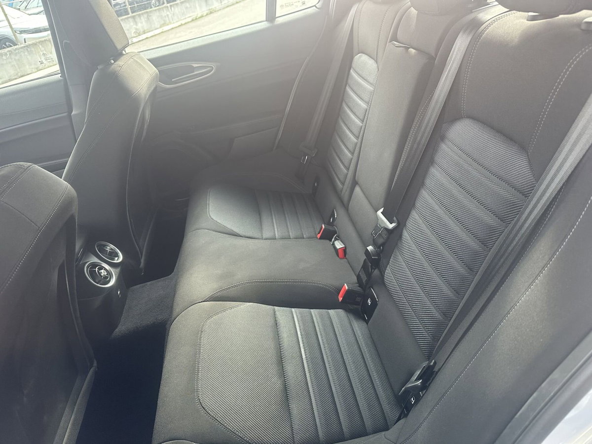Alfa Romeo Giulia 2.0 Turbo 280 CV AT8 AWD Q4 Estrema (14)