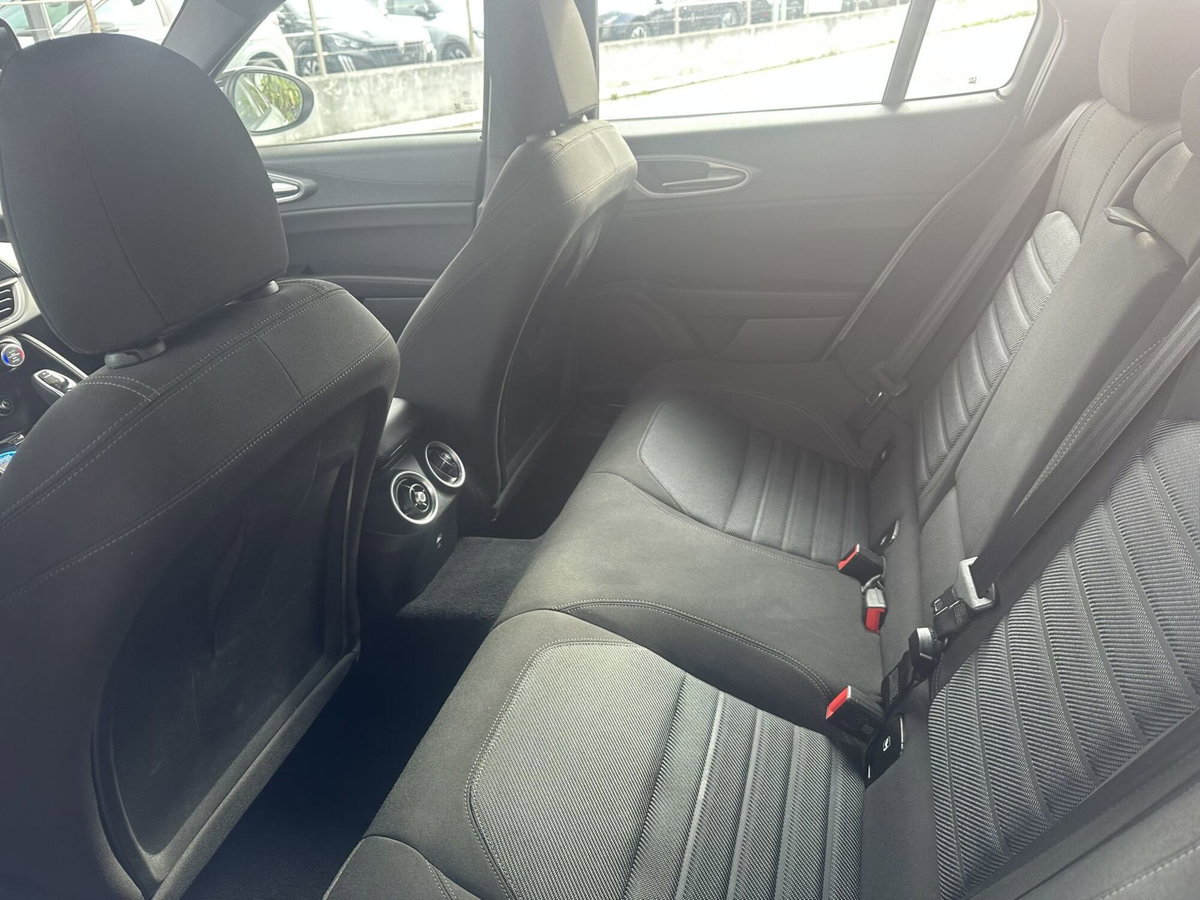Alfa Romeo Giulia 2.0 Turbo 280 CV AT8 AWD Q4 Estrema (15)