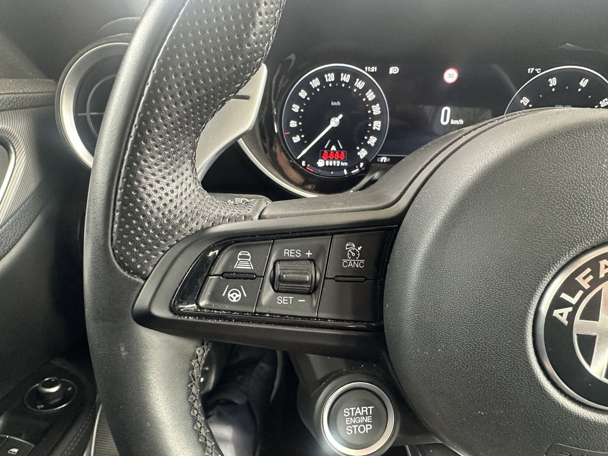 Alfa Romeo Giulia 2.0 Turbo 280 CV AT8 AWD Q4 Estrema (18)