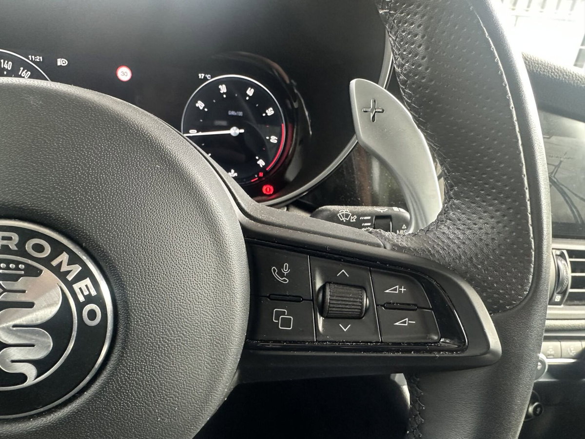 Alfa Romeo Giulia 2.0 Turbo 280 CV AT8 AWD Q4 Estrema (19)