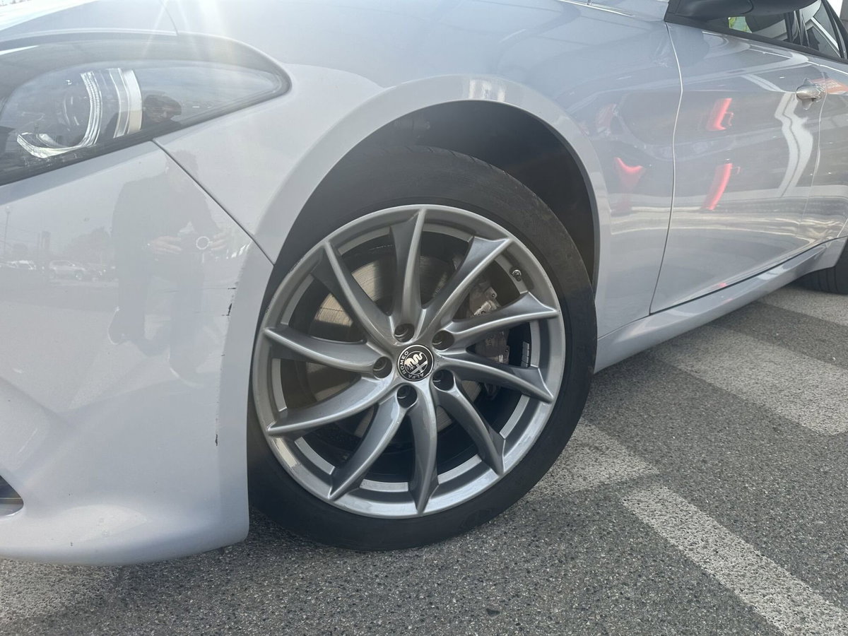 Alfa Romeo Giulia 2.0 Turbo 280 CV AT8 AWD Q4 Estrema (9)