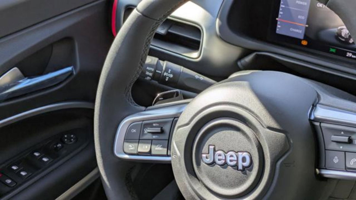 Jeep Avenger 1.2 turbo e-hybrid mhev Summit fwd 110cv edct6 (9)
