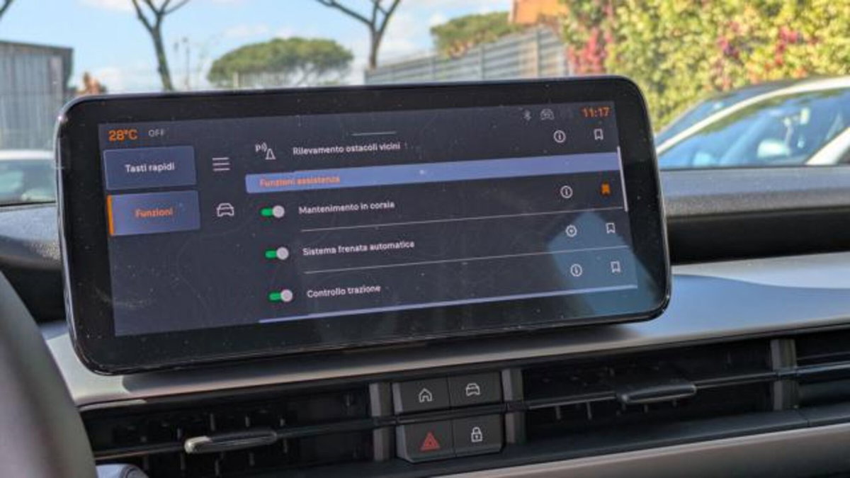 Jeep Avenger 1.2 turbo e-hybrid mhev Summit fwd 110cv edct6 (11)