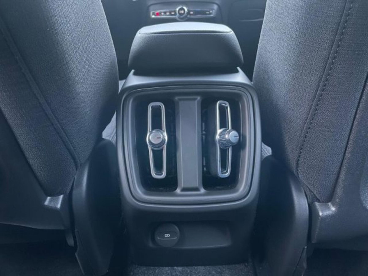 Volvo XC40 B3 automatico Essential (19)