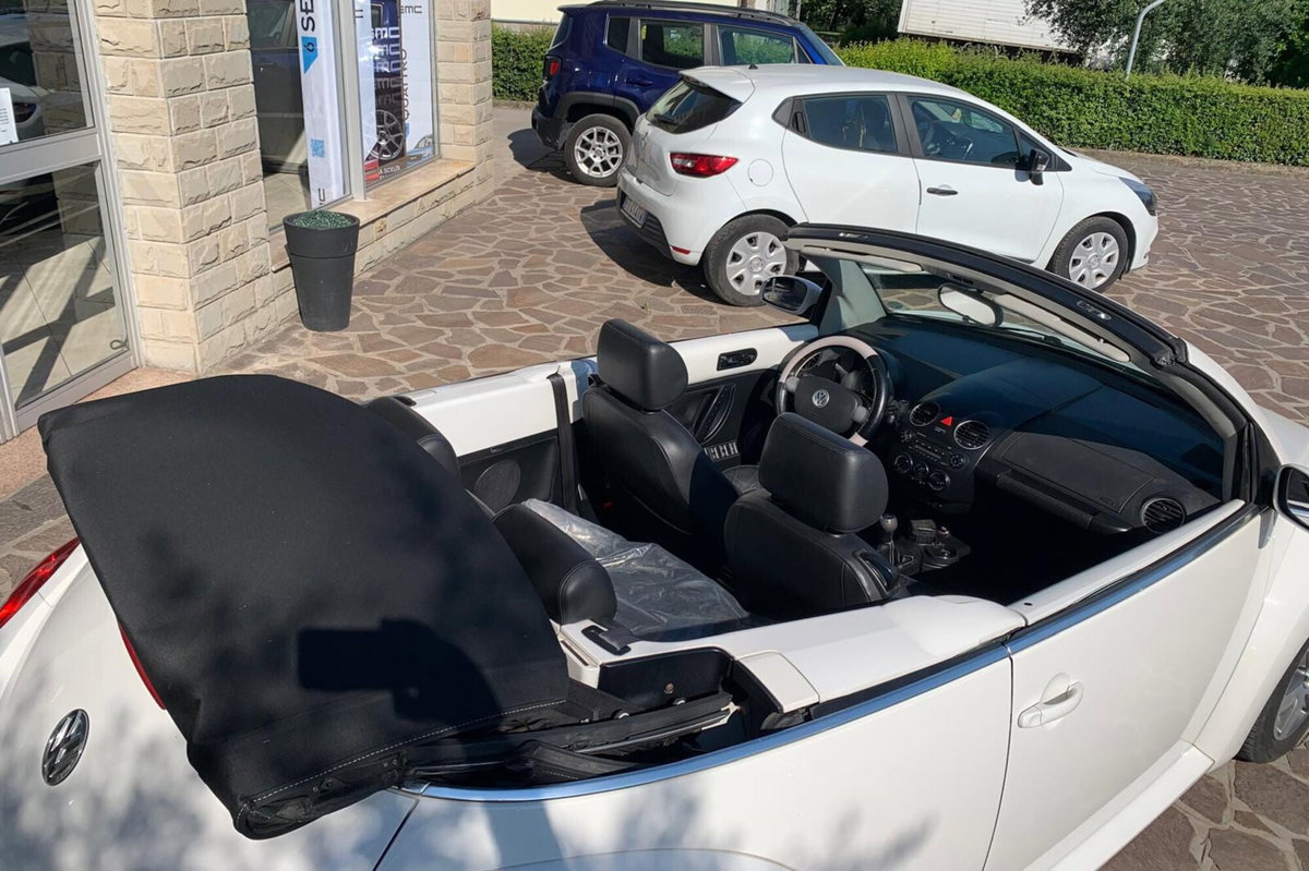 Volkswagen New Beetle Cabrio TDI 105CV Lim. Red Edt. (5)