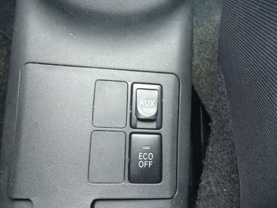 Toyota Yaris 1.3 5 porte Sol (10)