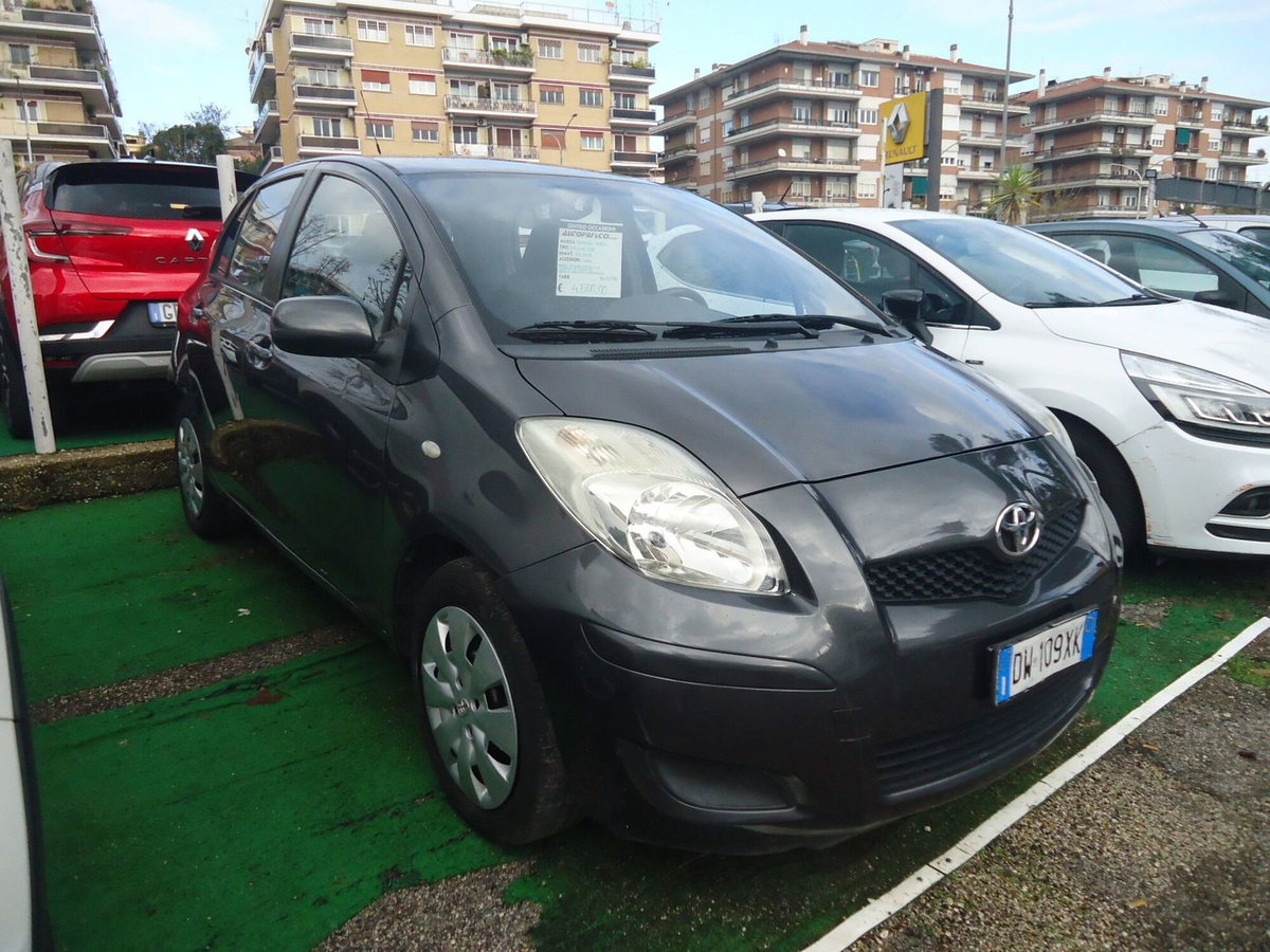 Toyota Yaris 1.3 5 porte Sol (2)
