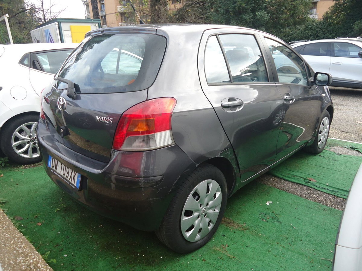 Toyota Yaris 1.3 5 porte Sol (3)