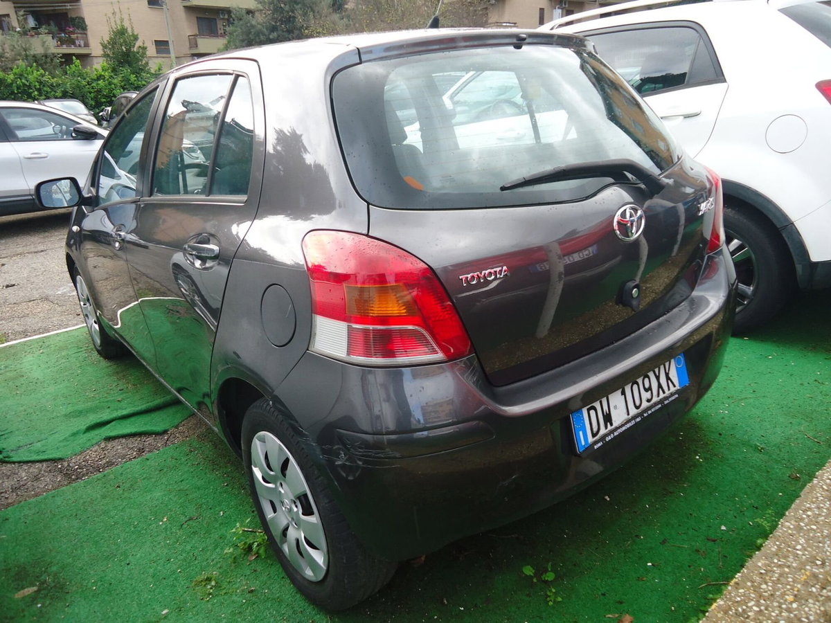 Toyota Yaris 1.3 5 porte Sol (4)