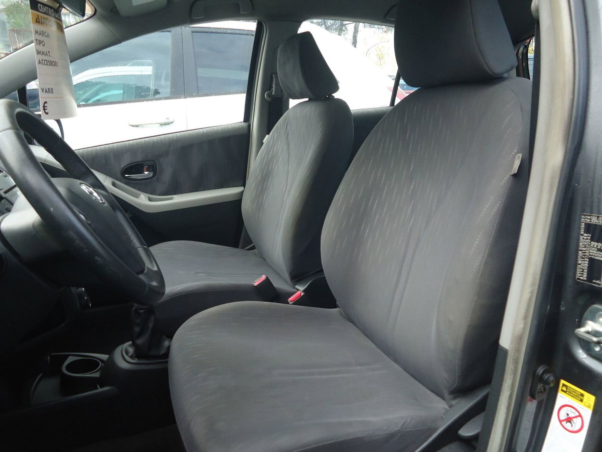 Toyota Yaris 1.3 5 porte Sol (6)